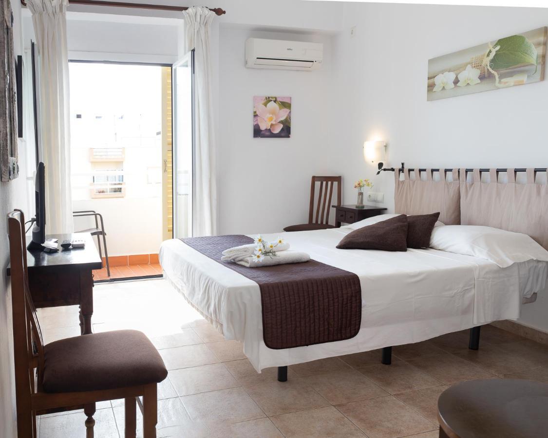 Hostal Yebisah Santa Eularia des Riu Exterior foto
