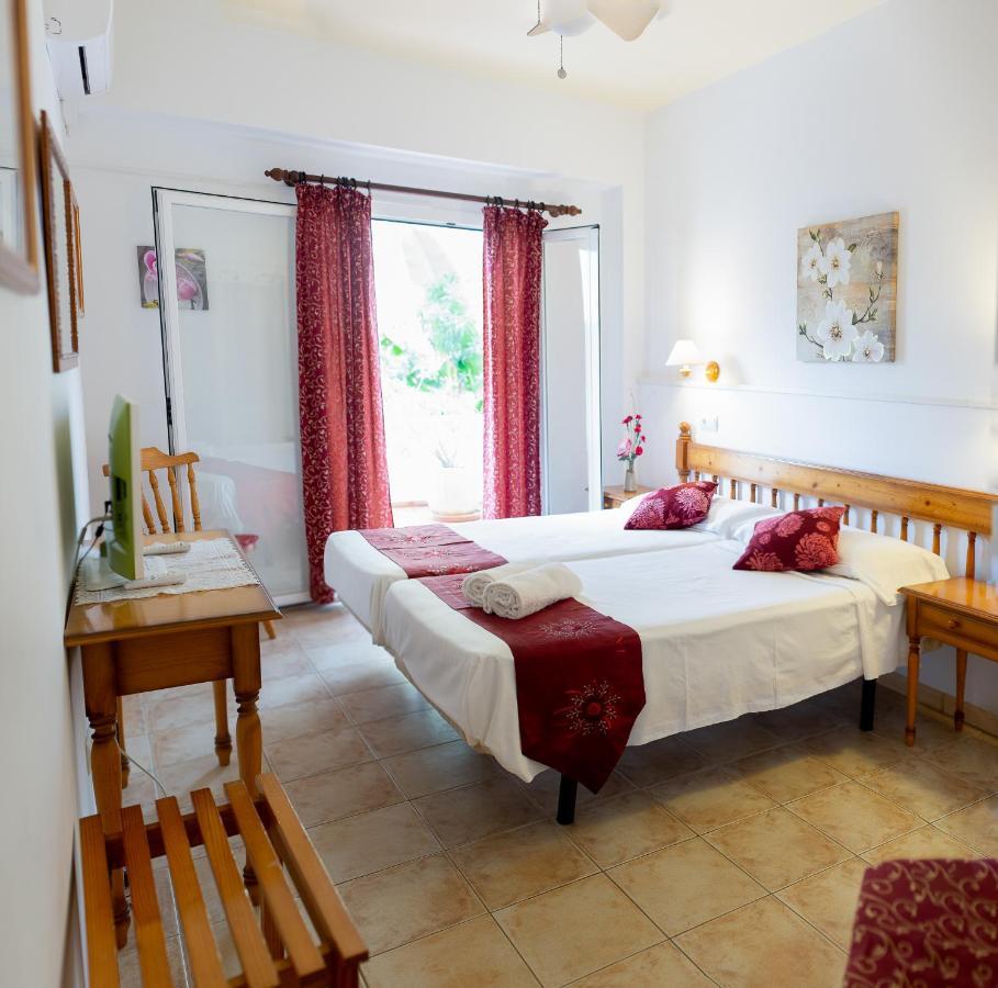 Hostal Yebisah Santa Eularia des Riu Exterior foto