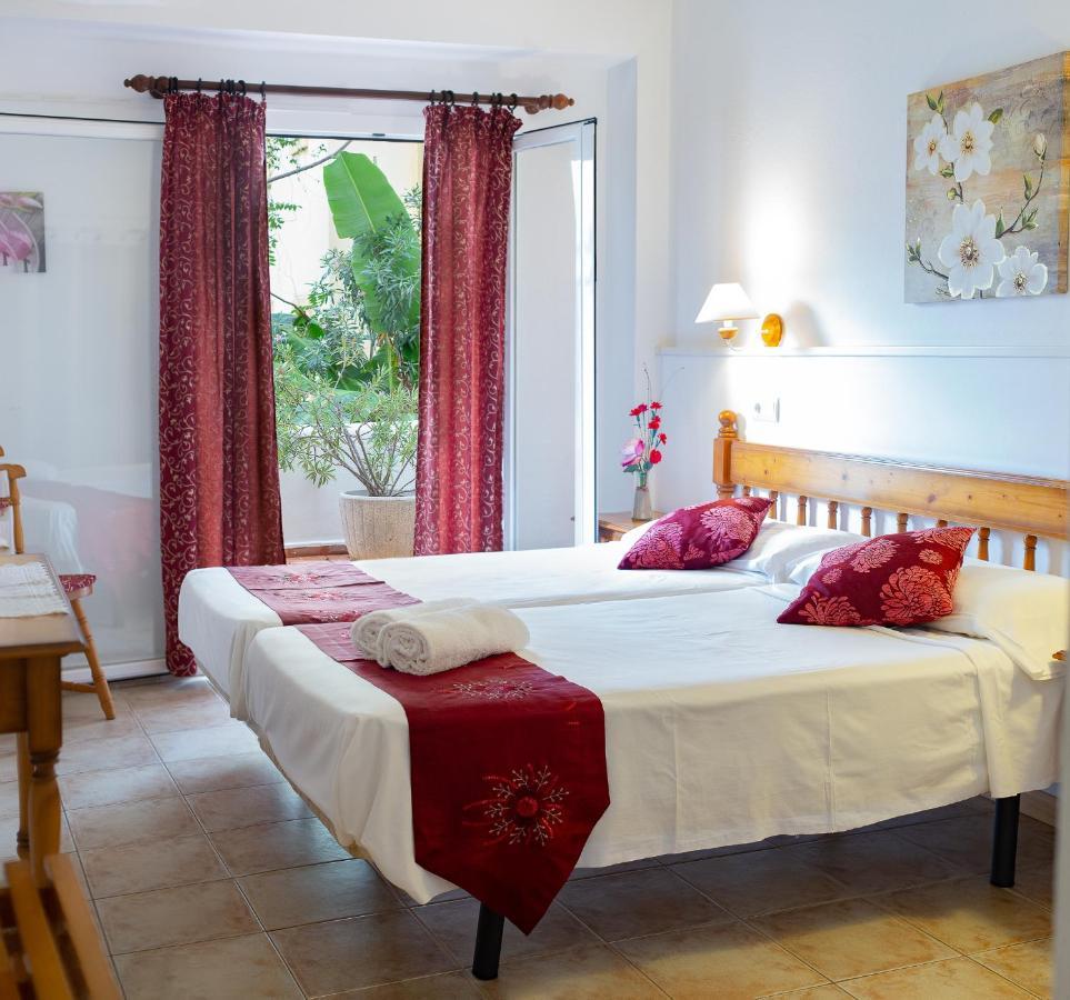 Hostal Yebisah Santa Eularia des Riu Exterior foto