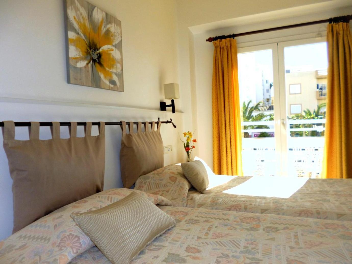 Hostal Yebisah Santa Eularia des Riu Exterior foto