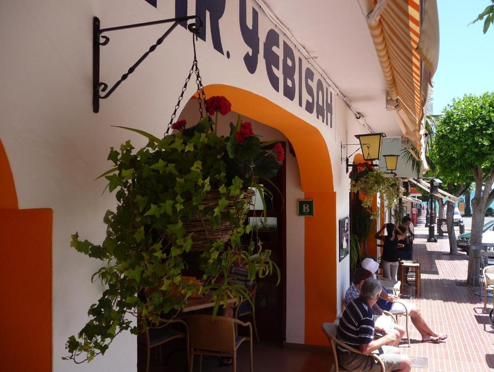 Hostal Yebisah Santa Eularia des Riu Exterior foto