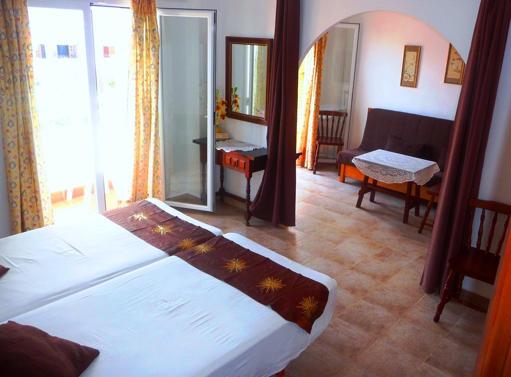 Hostal Yebisah Santa Eularia des Riu Exterior foto