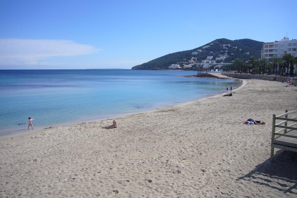 Hostal Yebisah Santa Eularia des Riu Exterior foto